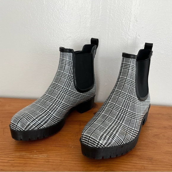 NWOT Jeffrey Campbell Cloudy Chelsea
Platform Lug Sole Rain Boots Black - Picture 5 of 7